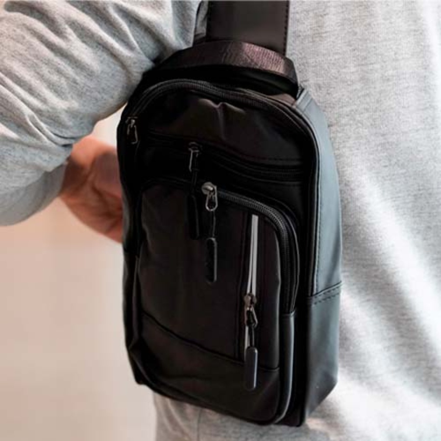 BOLSA DE HOMBRO DE 4 COMPARTIMENTOS. 1 COMPARTIMENTO PRINCIPAL CON BOLSA EN EL RESPALDO, 3 COMPARTIMENTOS FRONTALES ASA SUPERIOR Y CORREA AJUSTABLE. F0105