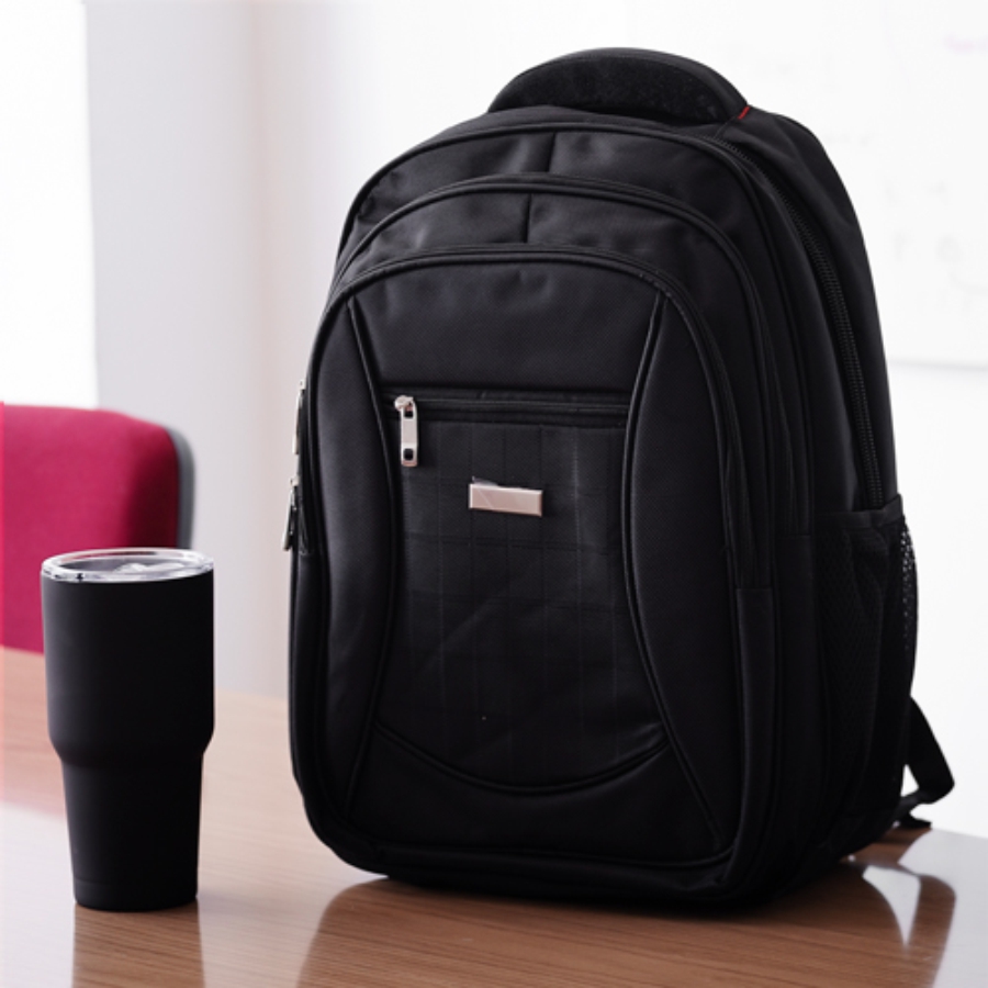 MOCHILA DE POLIÉSTER CON ESPACIO PARA LAPTOP MAX DE 17 PULGADAS, 4 BOLSAS FRONTALES, TIRANTE ACOJINADOS Y PLACA METÁLICA. F042