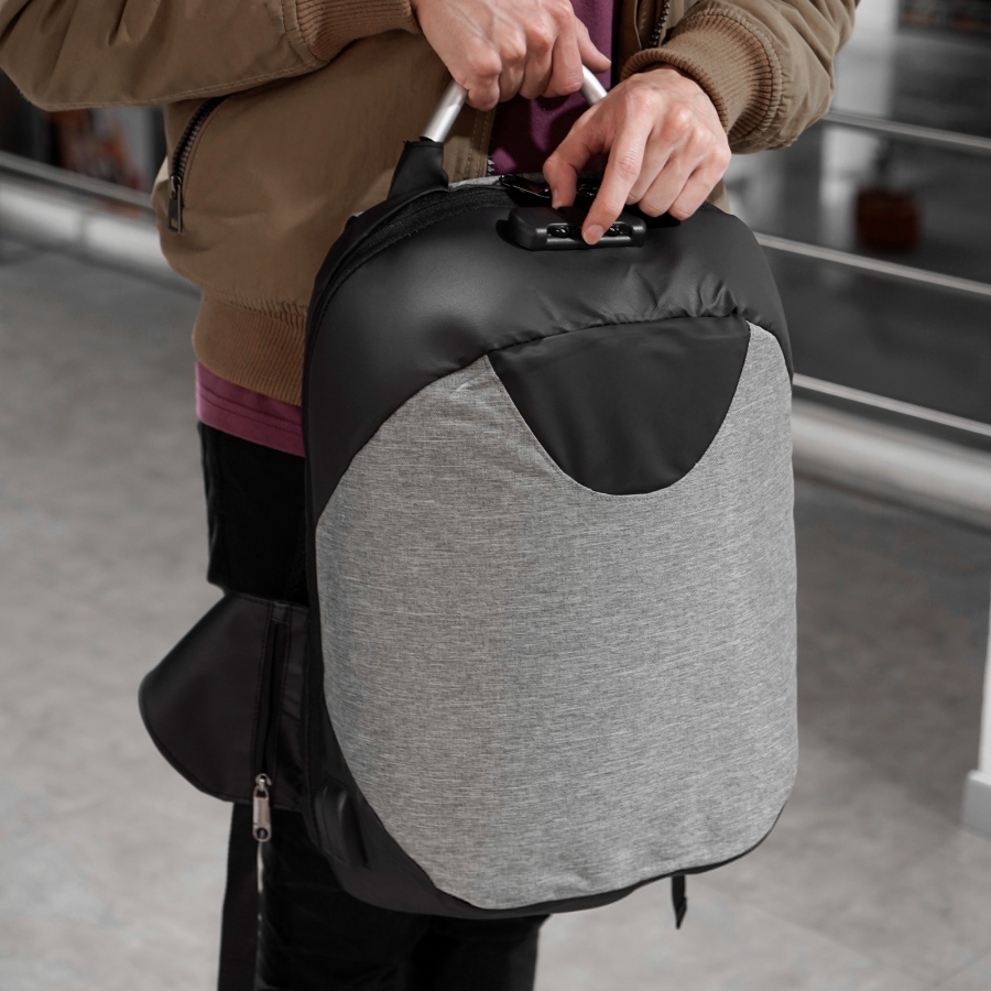 MOCHILA DE POLIÉSTER CON CANDADO DE SEGURIDAD ASA DE ALUMINIO  F082